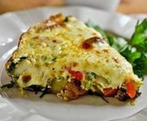 Фриттата c картофелем, сладким перцем, зеленью и сыром