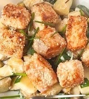 Лосось в кунжуте на подушке из цуккини