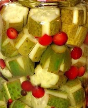 Огурцы, маринованные с клюквой