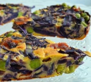 Простой и вкусный пирог из красной капусты, сыра и горошка