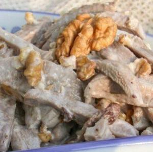 Салат из языка с орехами и чесноком