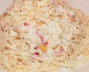 Салат с колбасой и крабовыми палочками