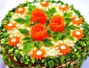 Салат-торт из куриной печени