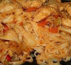 Филе индейки с рисовой лапшой, овощами и соусом терияки