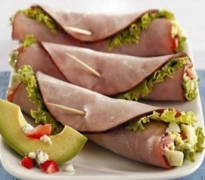 Закуска из ветчины с салатом