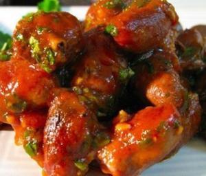 Куриные сердечки в томатном соусе с кориандром