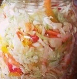 Лёгкий витаминный салат из свежей капусты на зиму