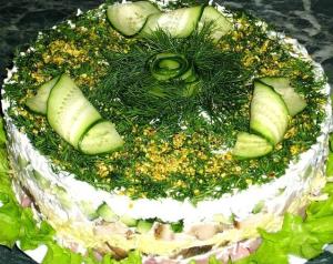Мясной салат с фисташками