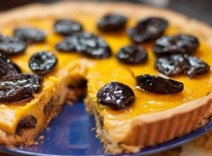 Пирог с черносливом и шоколадом