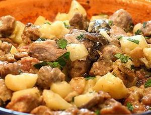 Пряная свинина по-украински с грушами и картофелем