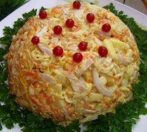Салат с кальмарами, морковью и кукурузой