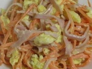 Салат с омлетом и ветчиной