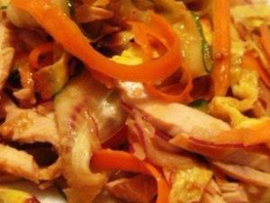 Салат с омлетом и курицей