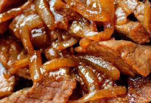 Тушеная говядина с луком и перцем