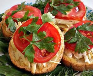 Бутерброды с помидорами и сыром