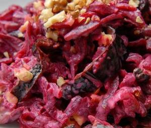 Салат со свеклой яблоками и орехами